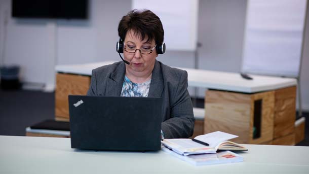 Sonja Eggert, Trainingscenter Materna, bei der Arbeit am Laptop.
