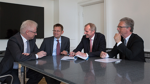 v. l. n. r.: Michael Knopp (CFO Materna), Helmut Binder (CEO Materna), Stefan Rolf (Geschäftsführer ComConsult Kommunikationstechnik GmbH), Martin Woyke (Geschäftsführer ComConsult Kommunikationstechnik GmbH) bei der Vertragsunterzeichnung.