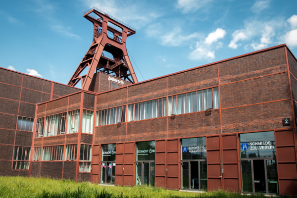 Die Schmiede Zollverein nutzt die historischen Gebäude auf dem Gelände der Zeche Zollverein.