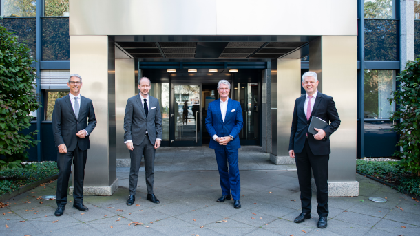 v.l.n.r.: Michael Hagedorn, Martin Wibbe, Prof. Dr. Andreas Meyer-Falcke und Christoph Dammermann vor dem Materna-Hauptsitz in Dortmund.