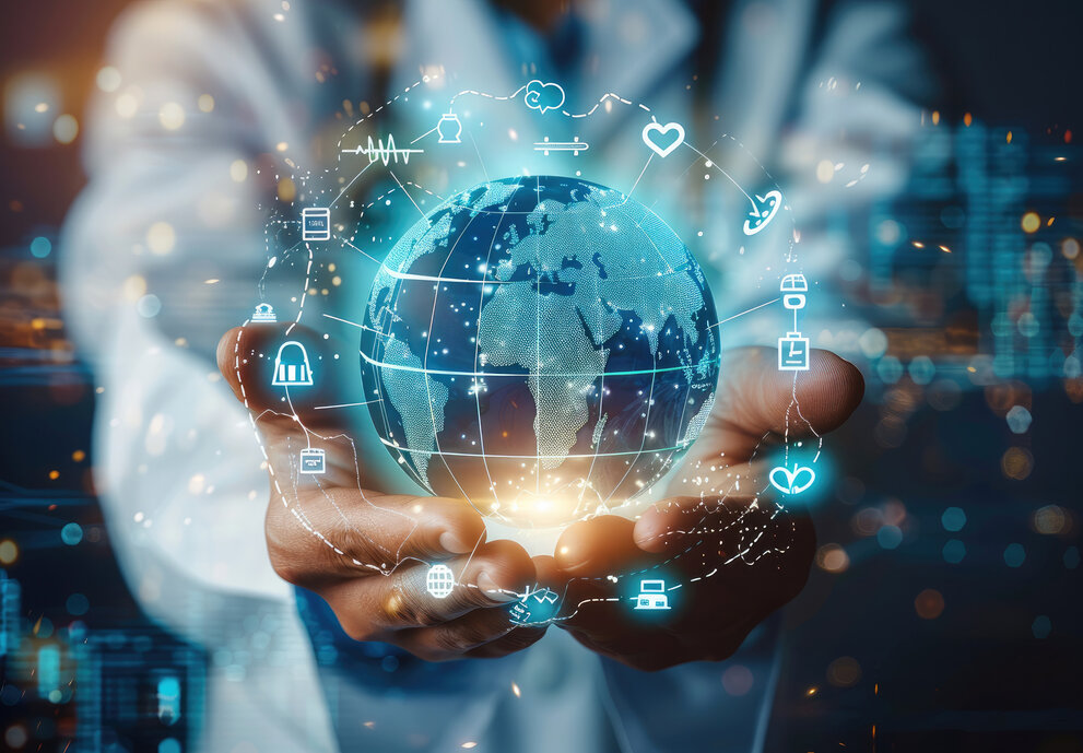 Ein digitaler, futuristischer und technologischer Ansatz für die globale Gesundheitsfürsorge. Ein Arzt hält einen holografischen Globus. Um den Globus herum sind verschiedene Icons und Symbole, die mit Gesundheit und Medizin zu tun haben.
