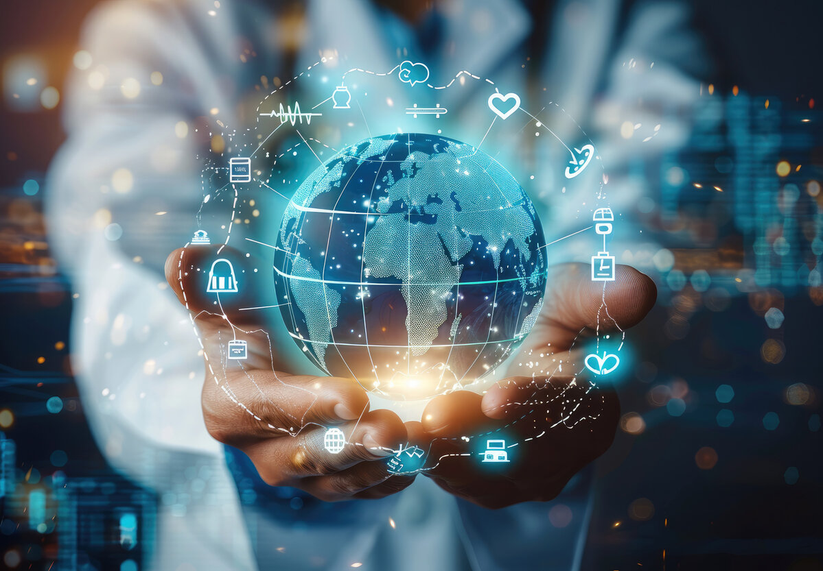Ein digitaler, futuristischer und technologischer Ansatz für die globale Gesundheitsfürsorge. Ein Arzt hält einen holografischen Globus. Um den Globus herum sind verschiedene Icons und Symbole, die mit Gesundheit und Medizin zu tun haben.