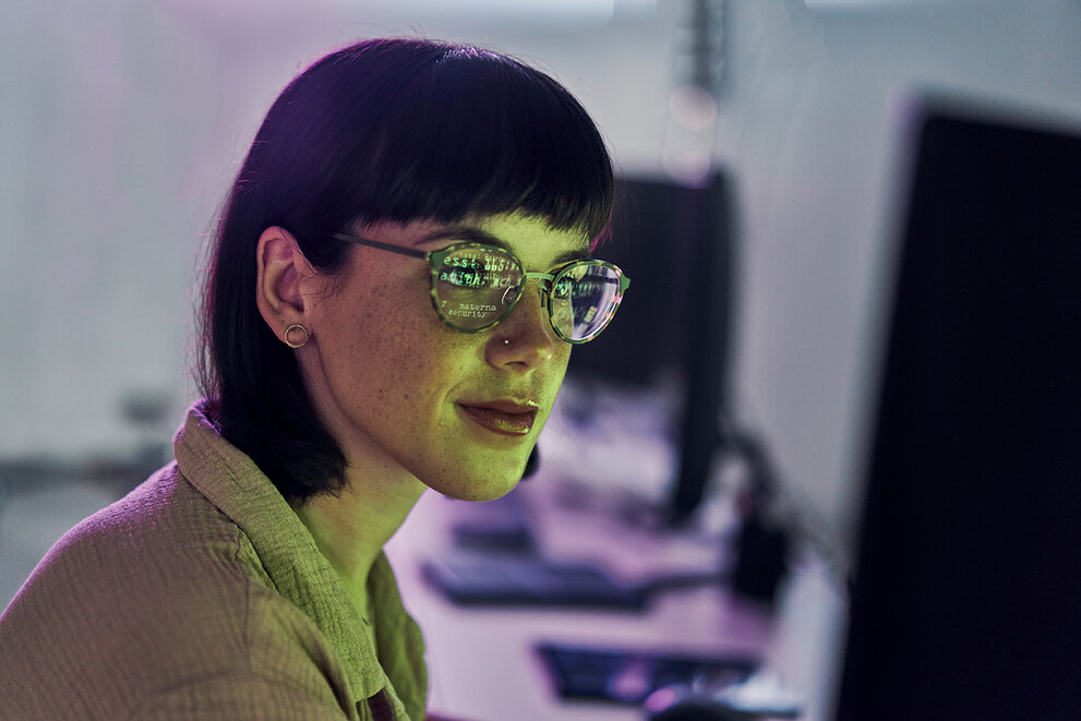 Nacht, Reflexion und Neon mit Frau am Computer für Programmiererin, Cloud Computing und Softwareentwicklerin. Coding, Cybersicherheit und Technologie mit Mitarbeiter in Digitalagentur für IT, Designer oder Code.