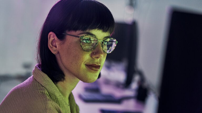 Nacht, Reflexion und Neon mit Frau am Computer für Programmiererin, Cloud Computing und Softwareentwicklerin. Coding, Cybersicherheit und Technologie mit Mitarbeiter in Digitalagentur für IT, Designer oder Code.