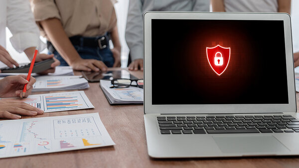 Cybersicherheitssoftware zeigt Warnungen vor Cyberangriffen zum Schutz an. Gefahr durch Viren, Phishing und Cyber-Betrug.