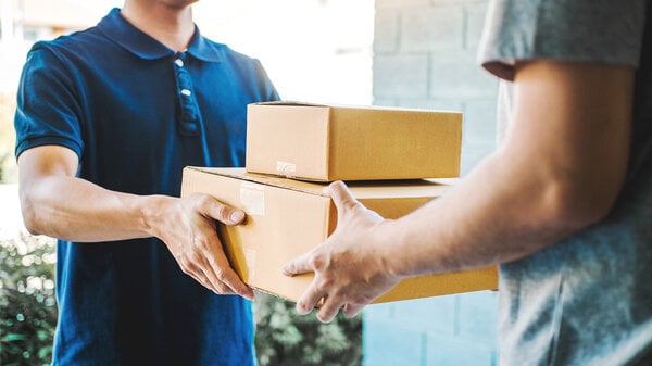 Lieferung Konzept, Annahme einer Lieferung, Boxen von professionellen Zusteller zu Hause