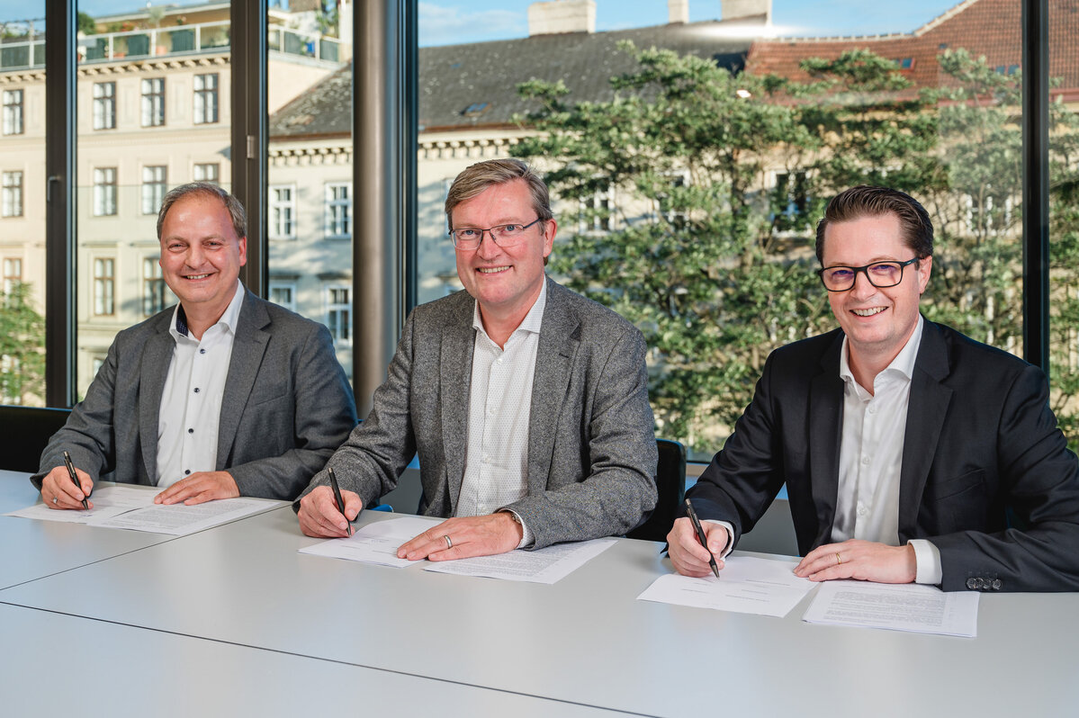 Vertragsunterzeichnungssituation Materna kauft das Unternehmen RADAR Cyber Security