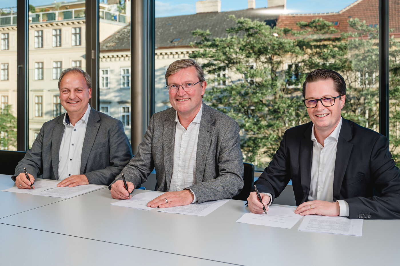 Vertragsunterzeichnungssituation Materna kauft das Unternehmen RADAR Cyber Security