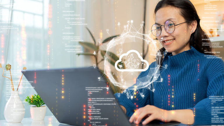 Eine Frau lädt Daten von einem Computer in die Cloud hoch und überträgt sie dorthin. Konzept der digitalen Technologie: Datenblattverwaltung mit großer Datenbankkapazität und hoher Sicherheit.
