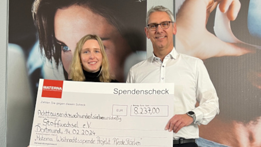 Scheckübergabe zur Unterstützung sozialer Projekte