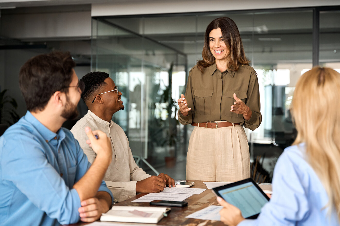 Business-Frau Executive ceo Führer diskutieren Projektmanagement, Planung, Strategie, arbeiten mit verschiedenen Kollegen Unternehmen Team im Büro Corporate Board Gruppensitzung.