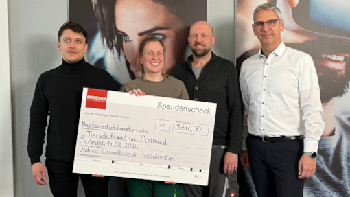 Scheckübergabe zur Unterstützung sozialer Projekte