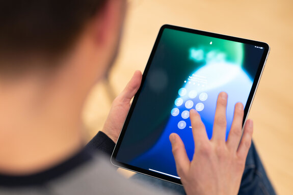 Frau mit iPad