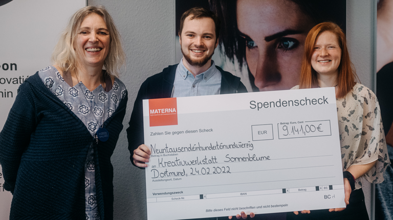 Scheckübergabe zur Unterstützung sozialer Projekte