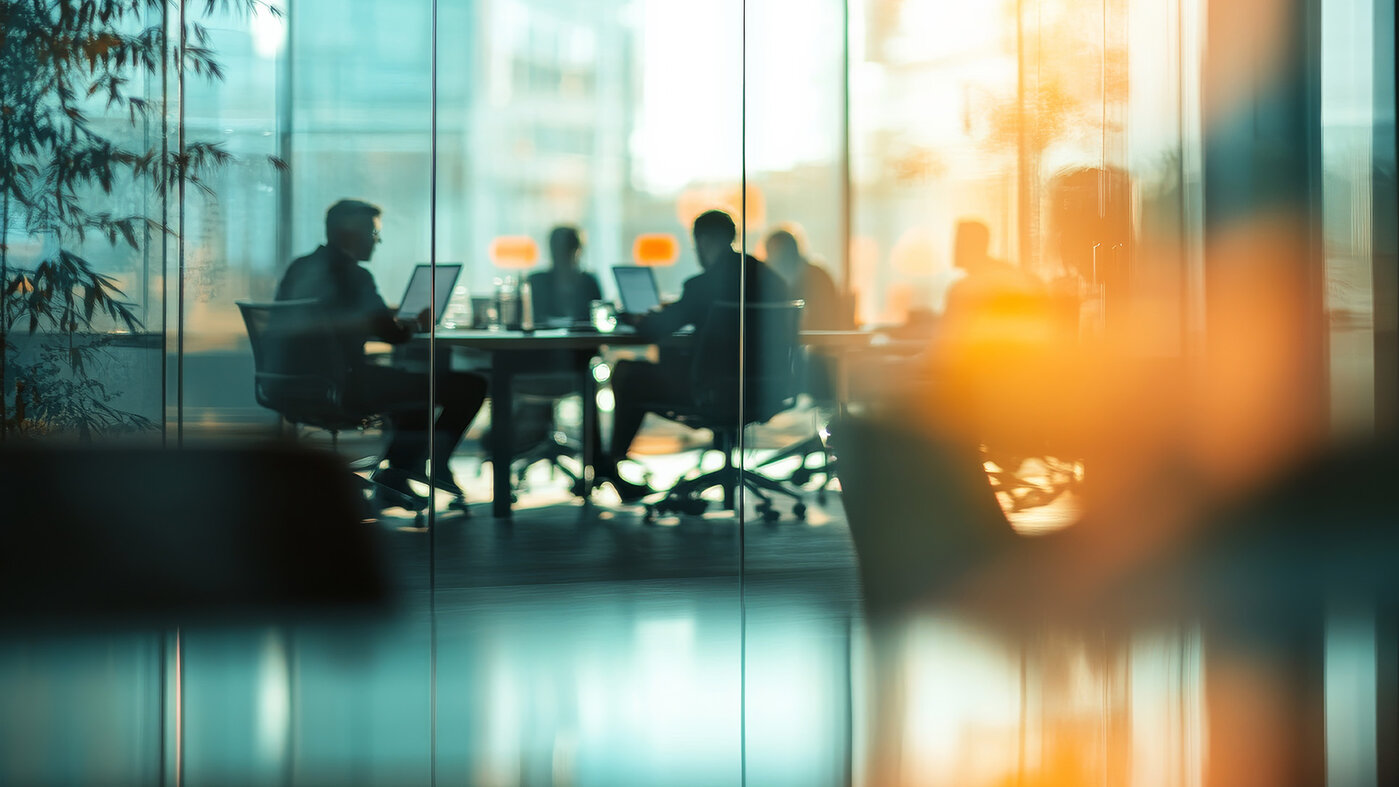 In einem pulsierenden, städtischen Büro treffen sich Fachkräfte zum modernen Business-Meeting – ein Ort für kreative Ideen, strategische Diskussionen und gemeinschaftliche Planung auf dem Weg zum zukünftigen Erfolg.