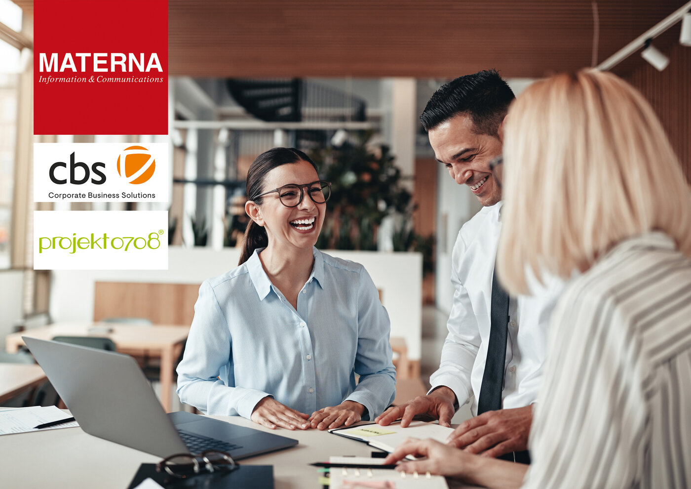Meetingsituation in einem modernen Büro mit Logos von Materna, cbs Corporate Business Solutions und projekt0708