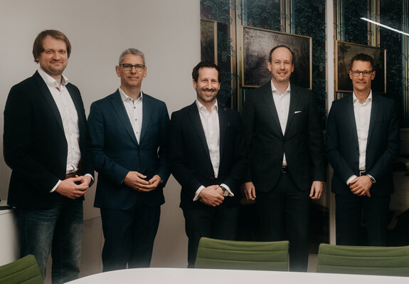 Vertragsunterschrift von Materna und Virtual Solutions