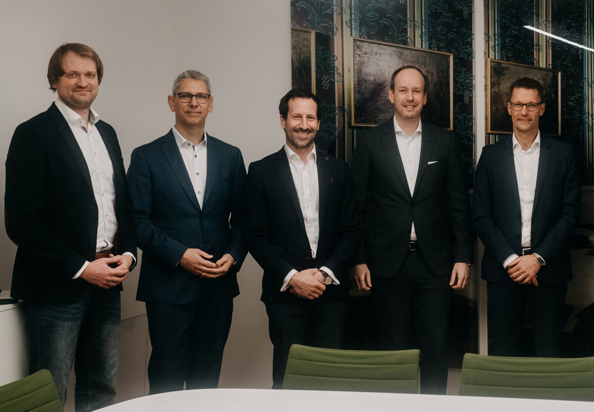 Vertragsunterschrift von Materna und Virtual Solutions