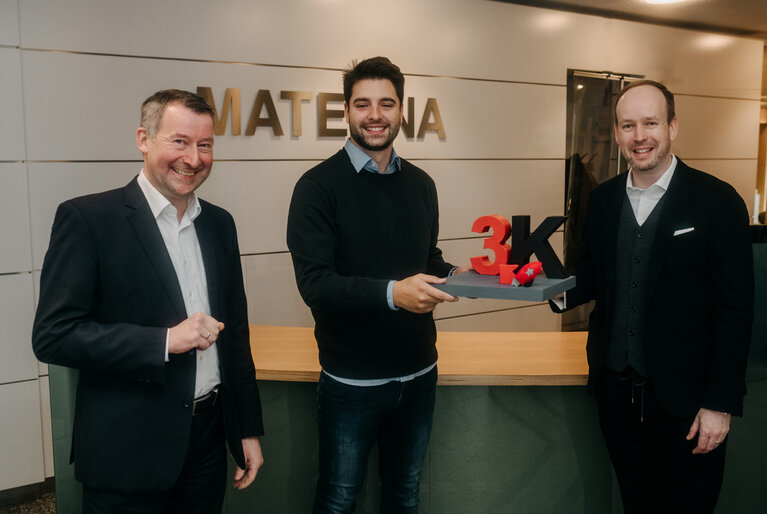 Gruppenfoto vor Materna-Logo zur Auszeichnung des 3.000 Mitarbeiters