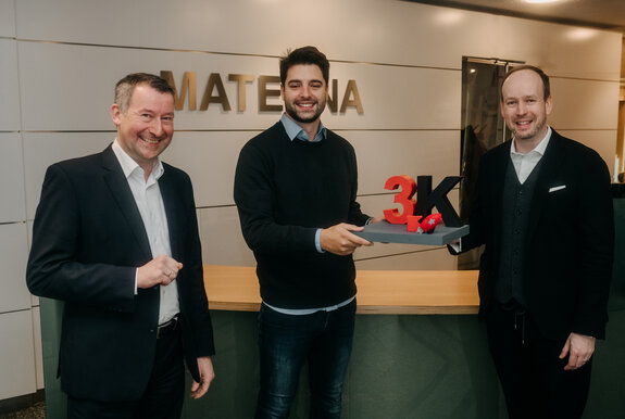 Gruppenfoto vor Materna-Logo zur Auszeichnung des 3.000 Mitarbeiters