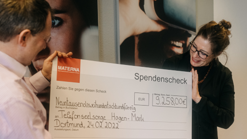 Scheckübergabe zur Unterstützung sozialer Projekte