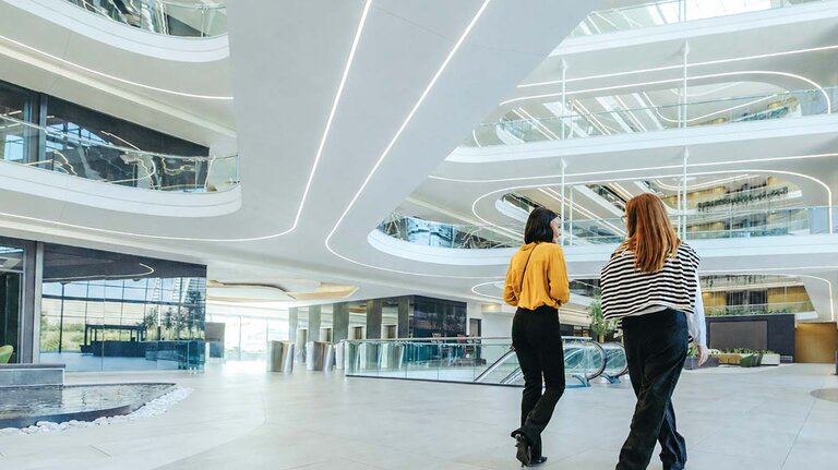 Moderne Lobby einer Wirtschaftsprüfungsgesellschaft, in der Menschen umhergehen