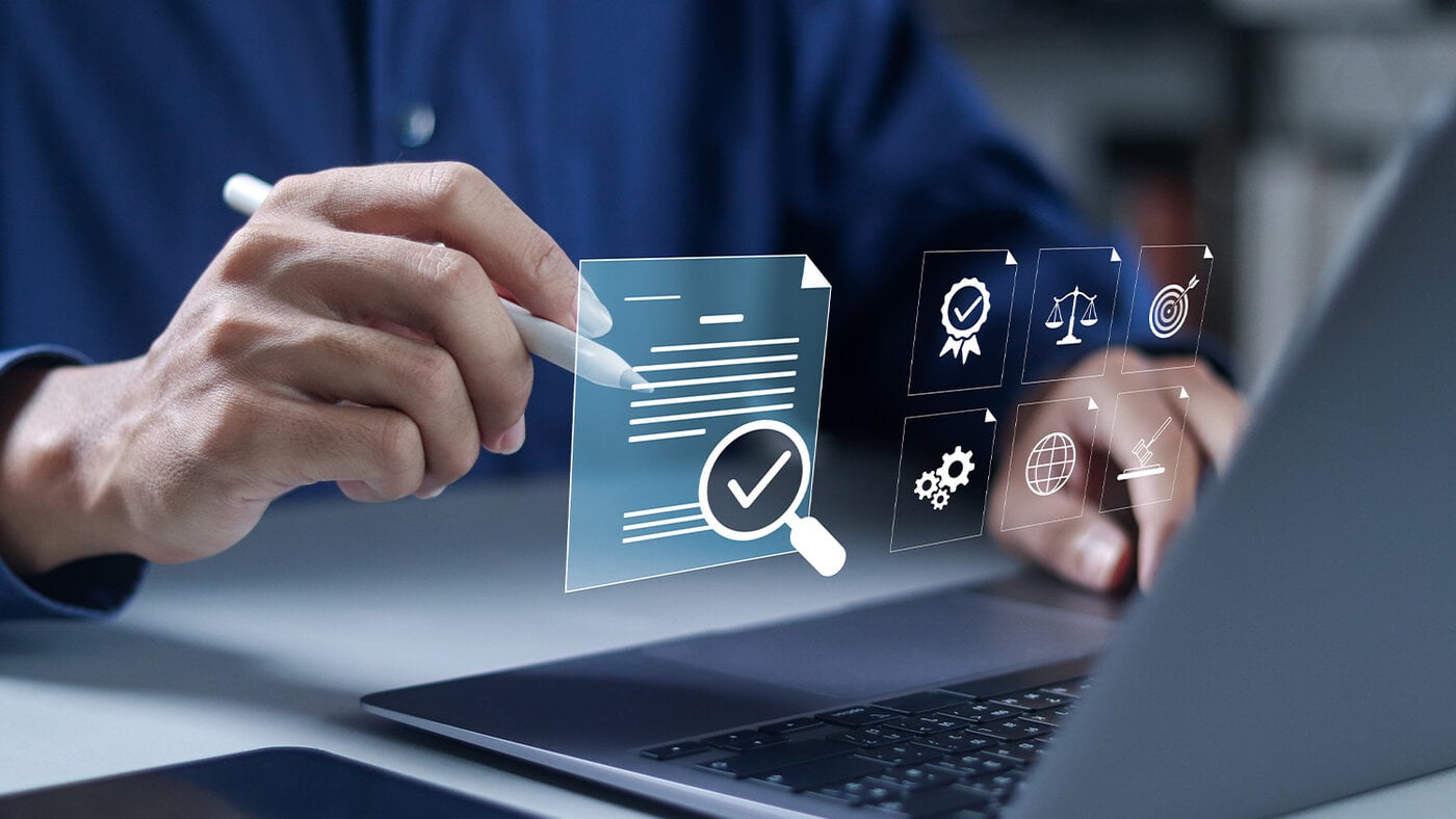 Konzept der Compliance-Regeln und der Rechtspolitik. Durchsetzung von Gesetzen, Verordnungen und Normen. Geschäftsmann benutzt Laptop mit virtuellem Symbol.