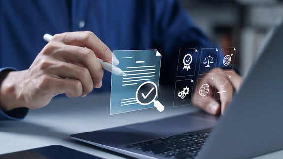 Konzept der Compliance-Regeln und der Rechtspolitik. Durchsetzung von Gesetzen, Verordnungen und Normen. Geschäftsmann benutzt Laptop mit virtuellem Symbol.