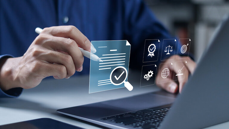 Konzept der Compliance-Regeln und der Rechtspolitik. Durchsetzung von Gesetzen, Verordnungen und Normen. Geschäftsmann benutzt Laptop mit virtuellem Symbol.