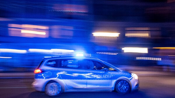 Ein Streifenwagen der Berliner Polizei fährt am Silvesterabend mit Blaulicht durch die Oderberger Straße in Berlin-Prenzlauer Berg zu einem Einsatz.