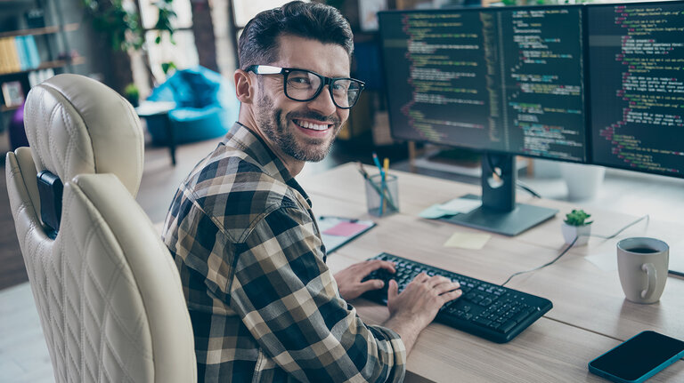 Profilbild eines freundlichen Hardware-Experten, der auf einem Stuhl sitzt und auf einer Tastatur tippt, um einen Code zu erstellen
