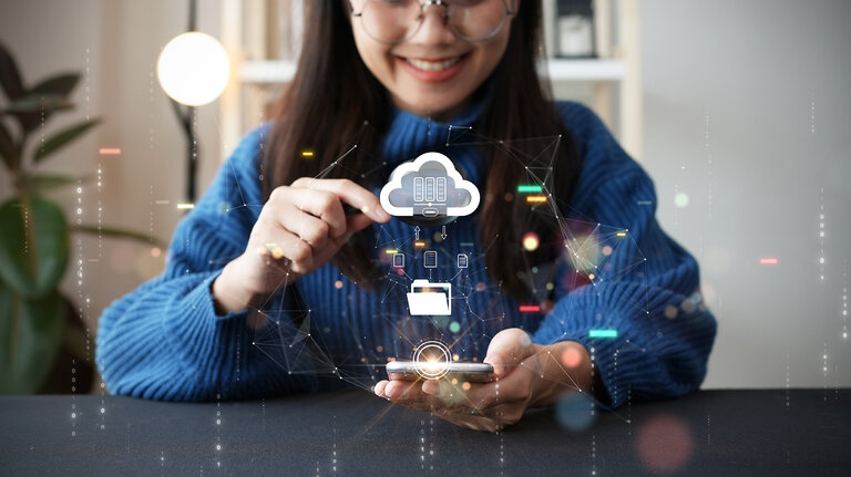 Frauen suchen nach neuen Speicheralternativen zum Smartphone-Speicher und nutzen Cloud- oder Edge-Computing zur Datensicherung. Digitales Technologiekonzept, Datenblattverwaltung, große Datenbankkapazität und hohe Sicherheit