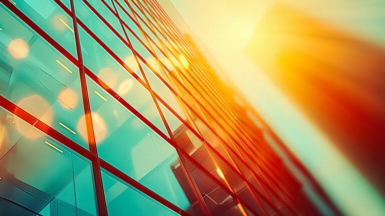Moderne Glasfassade eines Hochhauses, Symbol für vernetzte Unternehmensarchitektur und digitales Enterprise Architecture Management.