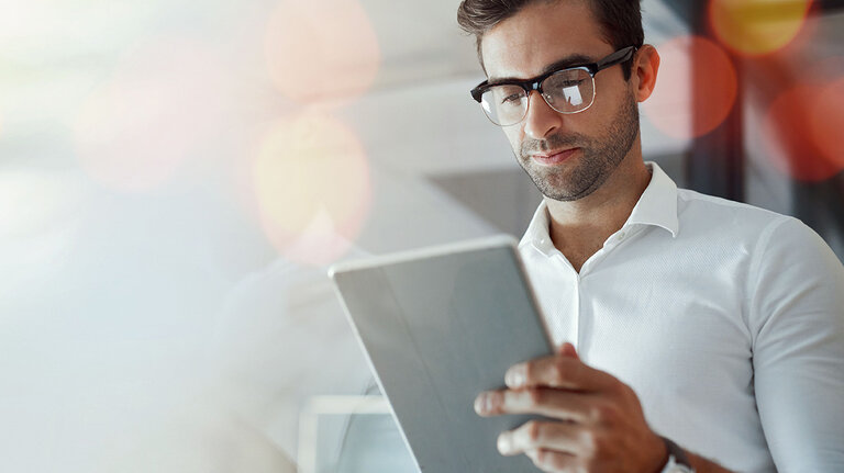 Banner, Tablet und Geschäftsmann im Büro mit Mockup und Online-Geschäftskommunikation für den Handel. Networking, Zeitplan und Mann mit digitaler App für Website scrollen und Raum am Arbeitsplatz.