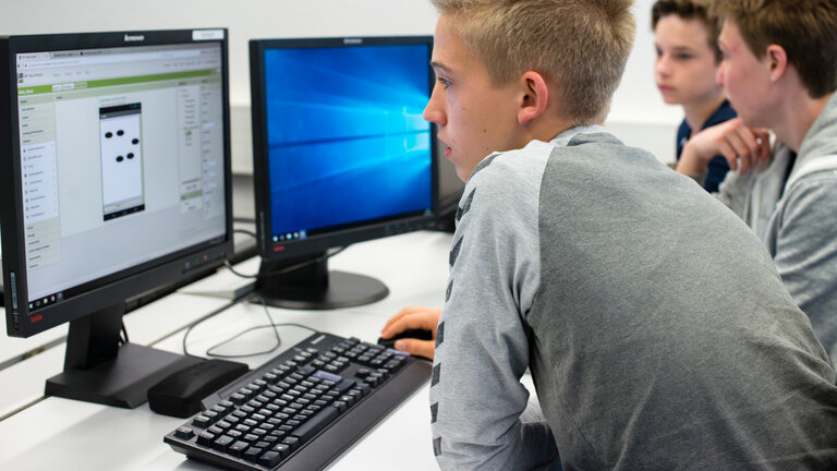 Arbeitssituation am Computer: IT-Nachwuchs