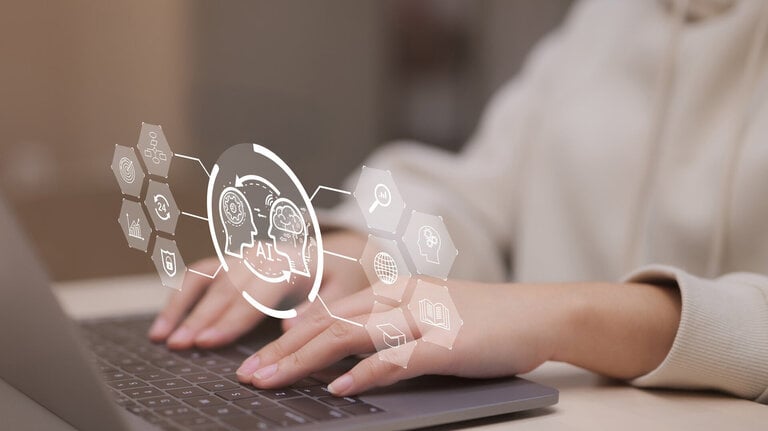 Frau nutzt den Computer und chattet mit einer intelligenten künstlichen Intelligenz, um Antworten zu erhalten – Wissen aus dem Internet, E-Learning, ChatGPT, Chat mit KI- oder Artificial-Intelligence-Technologie.
