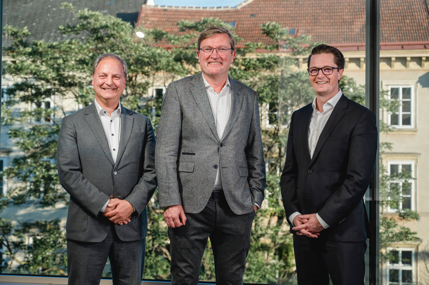 Eugenio Carlon, Uwe Scariot, Dr. Christian Polster (RADAR) bei der Vertragsunterzeichnung zum Kauf der Radar Cyber Security durch Maternain Wien