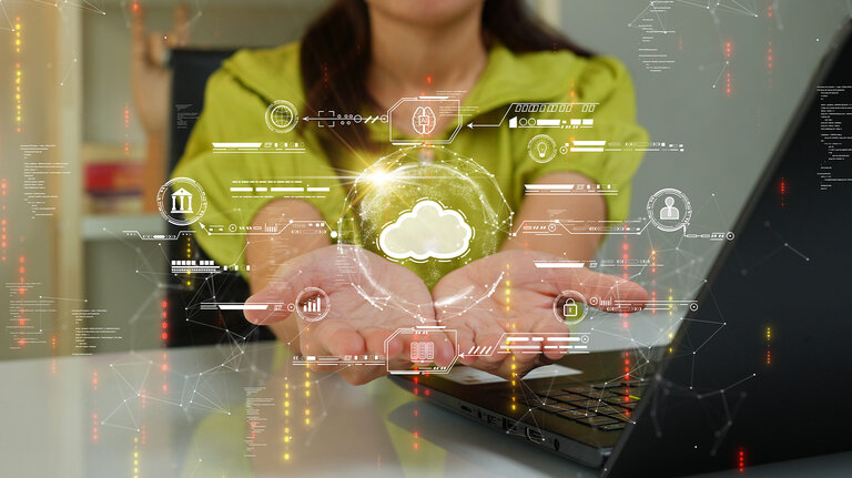  Eine Frau lädt Daten von einem Computer in die Cloud hoch und überträgt sie dorthin. Konzept der digitalen Technologie: Datenblattverwaltung mit großer Datenbankkapazität und hoher Sicherheit.