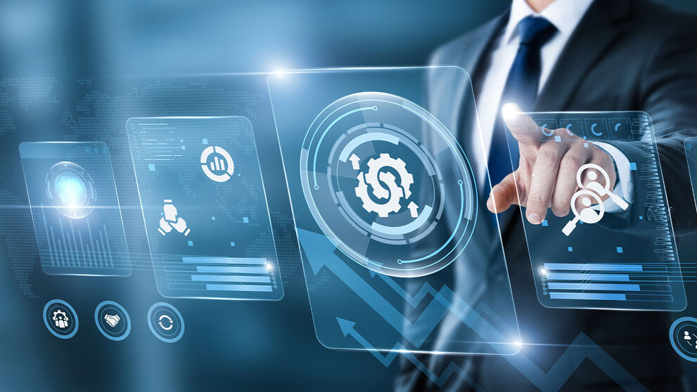 Geschäftsperson bedient eine transparente digitale Benutzeroberfläche mit Symbolen für Prozessmanagement, Datenanalyse und Teamarbeit in einer modernen Technologieumgebung.