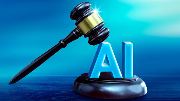 Richterhammer und KI-Symbol – ein Sinnbild für Rechtsprechung und künstliche Intelligenz.