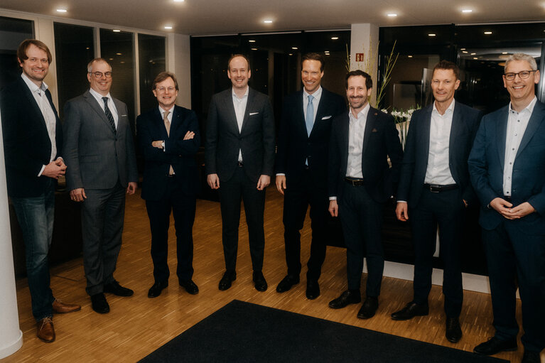 Vertragsunterschrift von Materna und Virtual Solutions