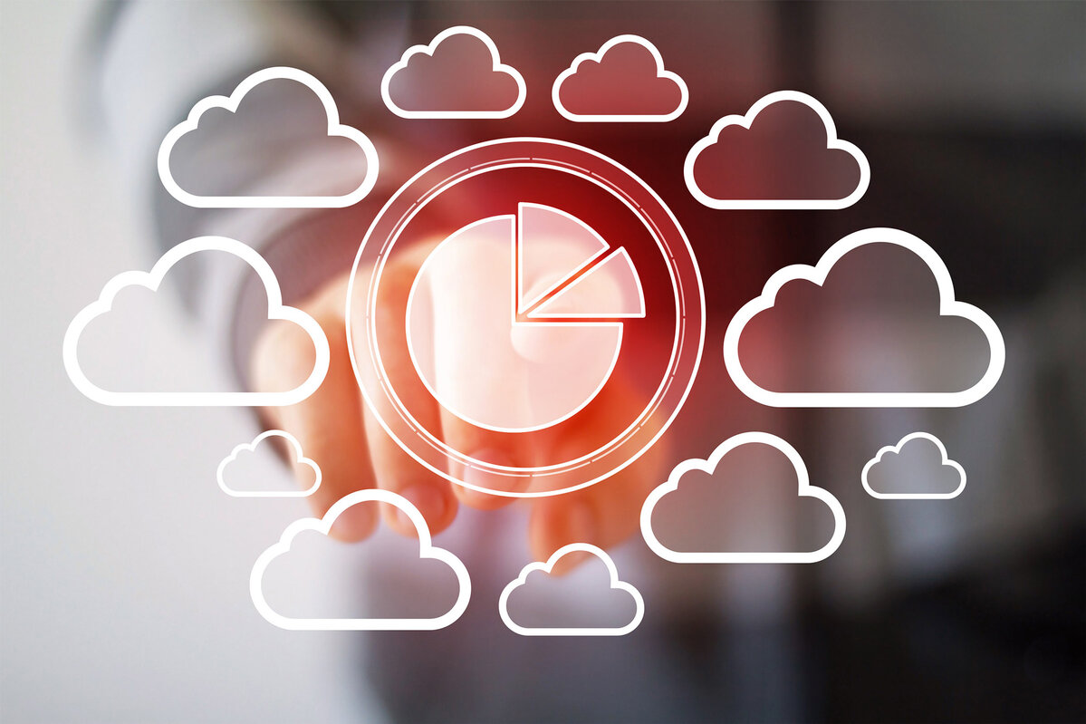 Ein Diagrammsymbol umgeben von Wolken, das die Nutzung von Cloud-Technologie und Datenvisualisierung darstellt.