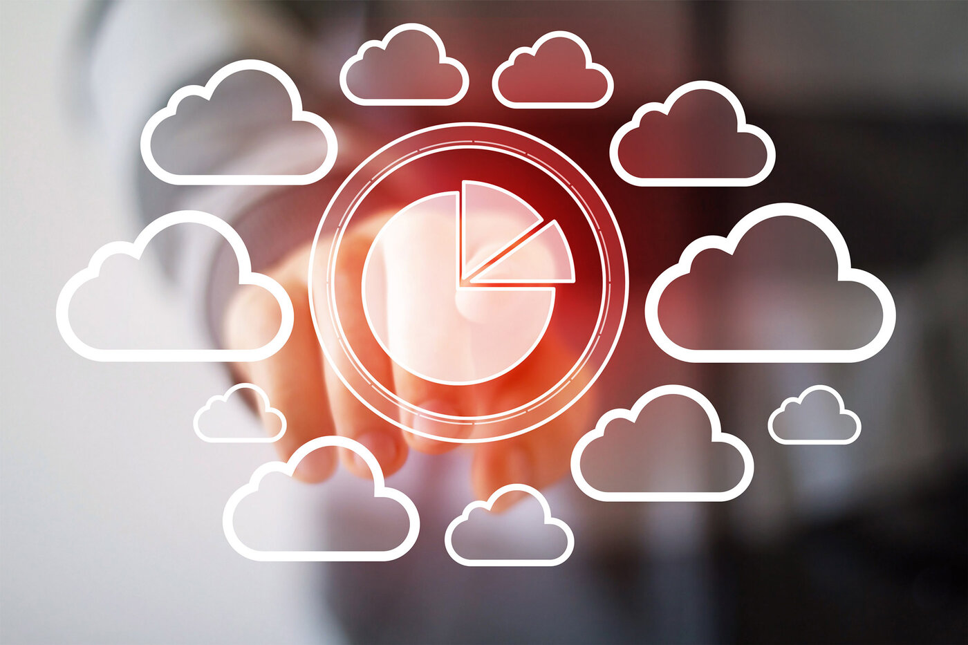 Ein Diagrammsymbol umgeben von Wolken, das die Nutzung von Cloud-Technologie und Datenvisualisierung darstellt.
