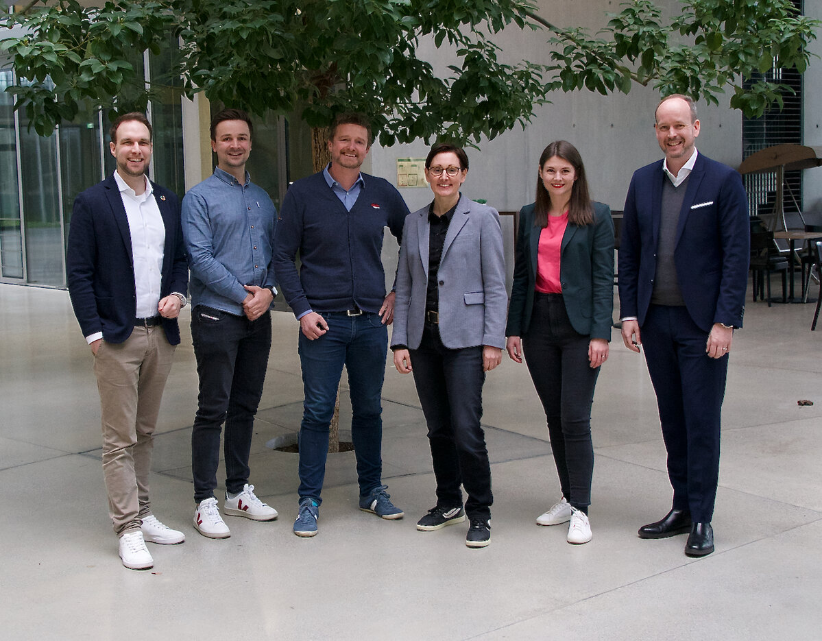 Gruppenfoto zur Partnerschaft vom Materna und VERSO