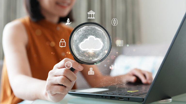 Frauen suchen nach neuen Speicheralternativen zum Computerspeicher und nutzen Cloud- oder Edge-Computing zur Datensicherung. Digitales Technologiekonzept, Datenblattverwaltung, große Datenbankkapazität und hohe Sicherheit.