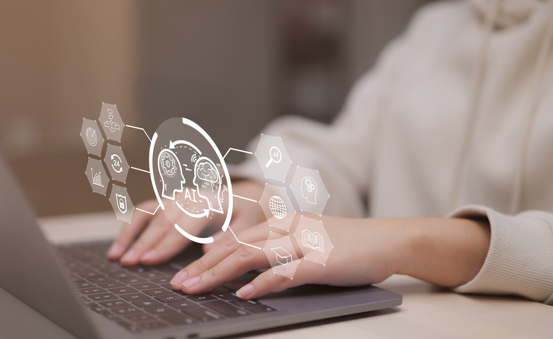 Frau nutzt den Computer und chattet mit einer intelligenten künstlichen Intelligenz, um Antworten zu erhalten – Wissen aus dem Internet, E-Learning, ChatGPT, Chat mit KI- oder Artificial-Intelligence-Technologie.
