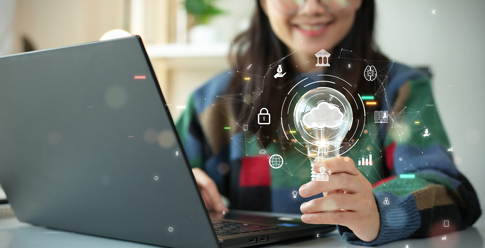 Frau hält eine Glühbirne mit Cloud-Symbol. Konzept der digitalen Technologie: Datenblattverwaltung mit großer Datenbankkapazität und hoher Sicherheit. Übergang der Datenspeicherung vom lokalen Computer zum Cloud-Computing.