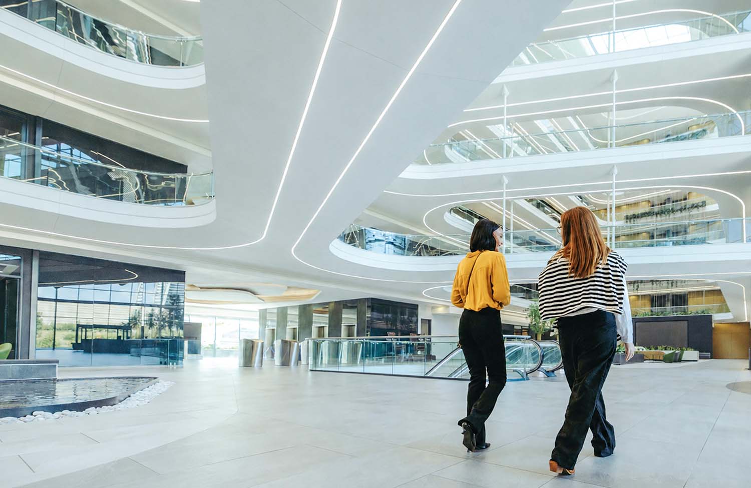 Moderne Lobby einer Wirtschaftsprüfungsgesellschaft, in der Menschen umhergehen